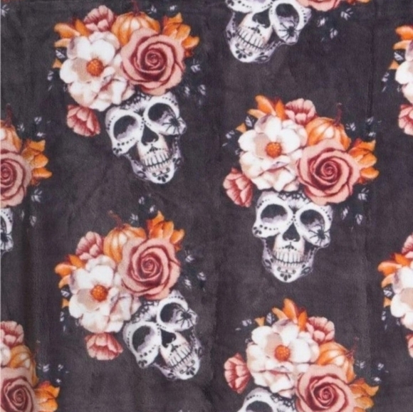 Thro- Skull Throw Blanket - Picture 2 of 4